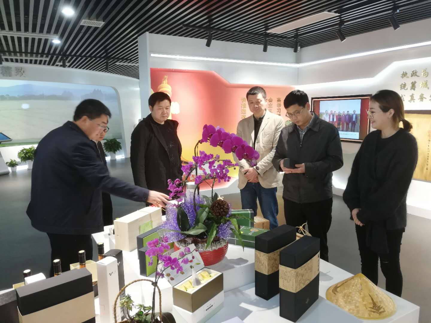 普安县委书记农文海一行考察九洲(中国)集团特种茶中心