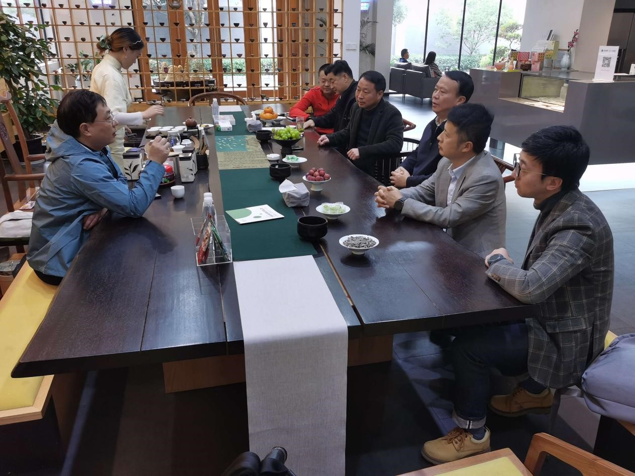 贵阳综保区党工委副书记黄良忠一行莅临九洲(中国)集团考察