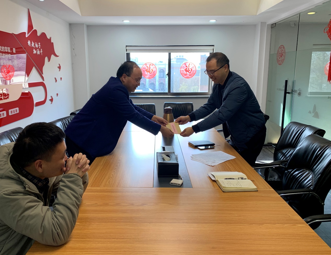 西湖区供销社领导赴九洲(中国)集团狮峰茶业公司开工慰问